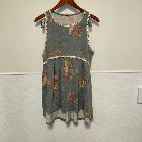 1.4.3. Story by Line Up Tops - 143 Story By Line Uo Women's Grey Pink Floral Tunic Top Size L